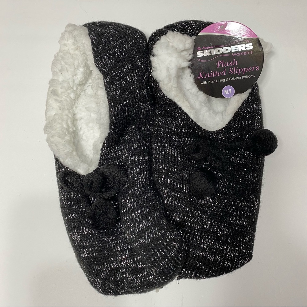 Skidders Women’s Plush Knitted Slippers Black Pom Poms M/L NEW